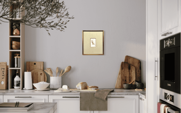 A carefully arranged piece of marine flora, this preserved seaweed artwork highlights the diversity and delicate beauty of ocean plants. Its golden frame accentuates the natural tones and forms, providing an elegant display of underwater life.